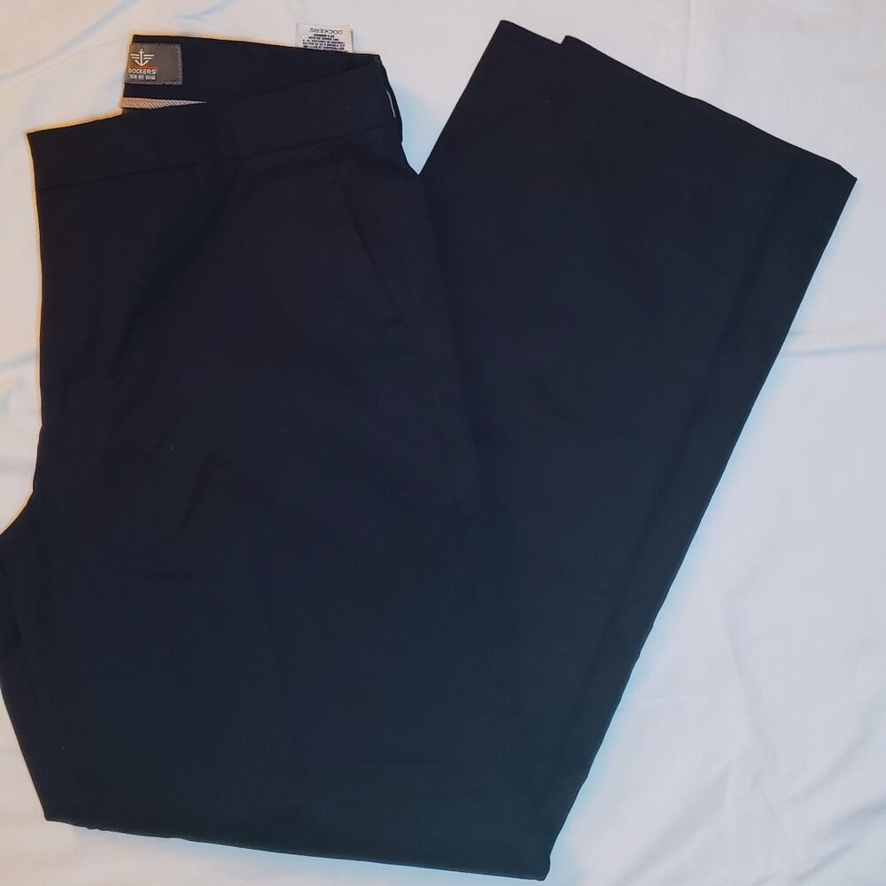 Dockers Men's Iron Free Khaki, Straight Fit, Black Pants - Size W32 L32